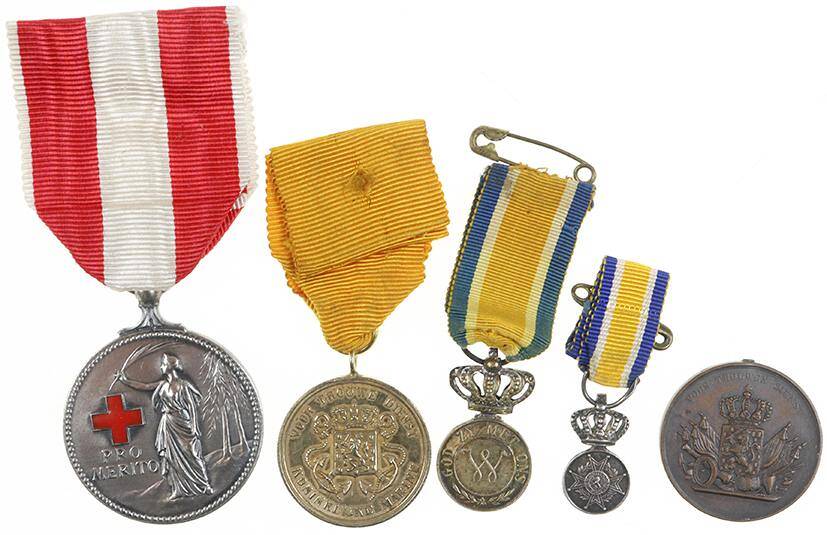 Los 1674 Medailles En Onderscheidingen In Lots Nederland Lotje Met Zilveren Medaille Van Verdienste Rode Kruis Verguld Zilveren 36 Jaar Trouwe Dienst Marine 26 Mm Met Oranje Lint Trouwe